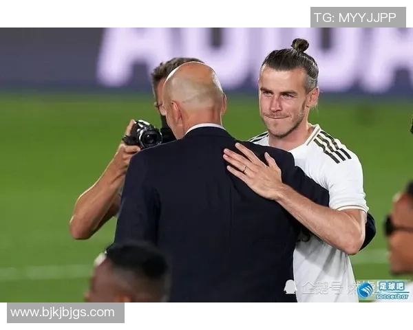 足球巨星送鞋行动 温暖球迷心意传递友爱与激情